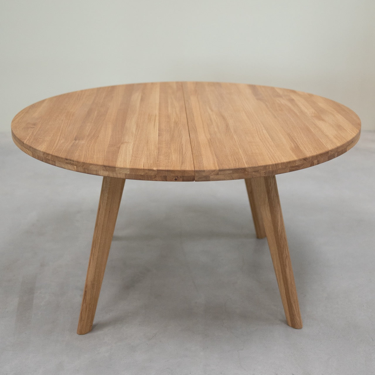 Table de salle à manger ronde à rallonge en chêne massif LEA | VESKOR